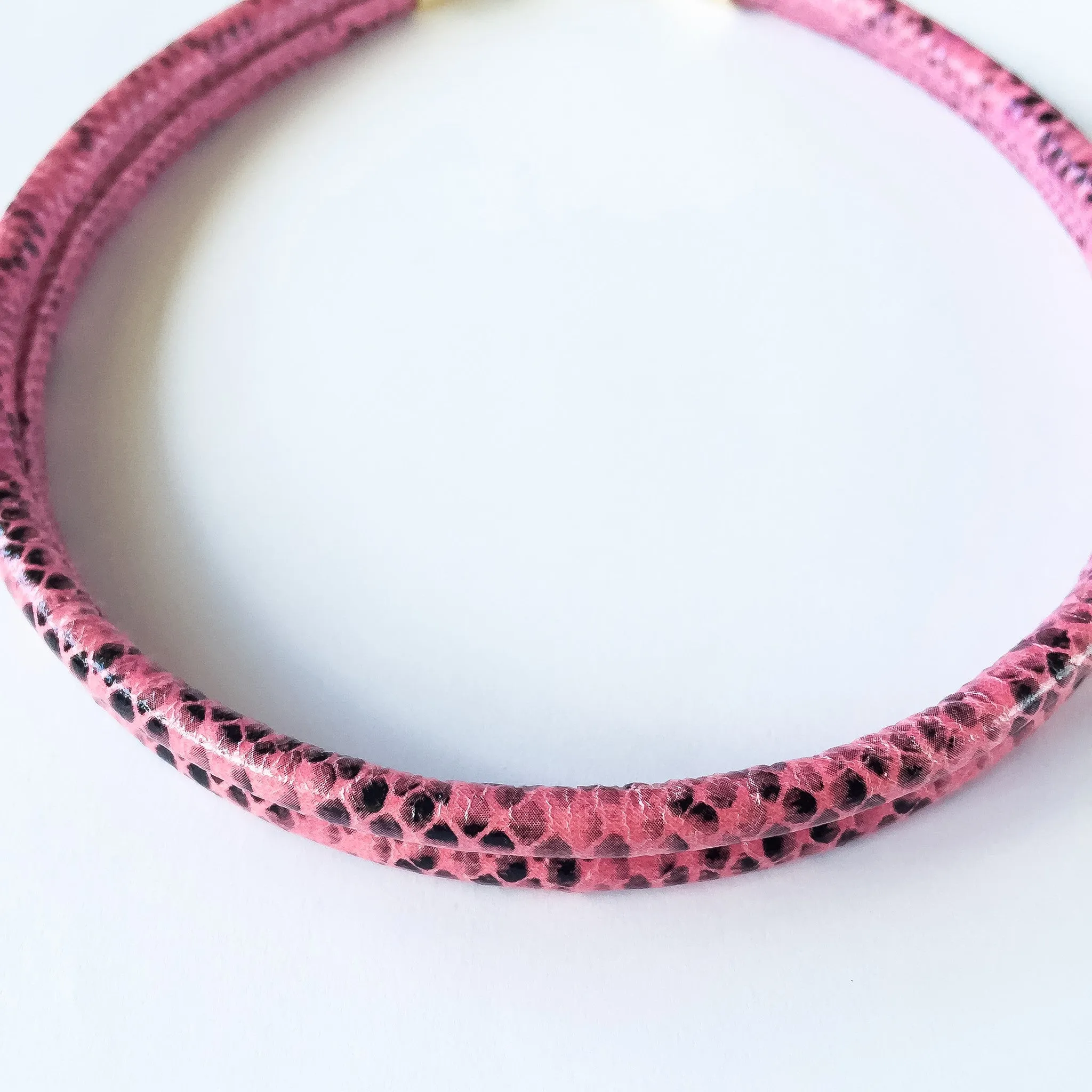 Two-in-one pink snake-effect leather choker-double bracelet