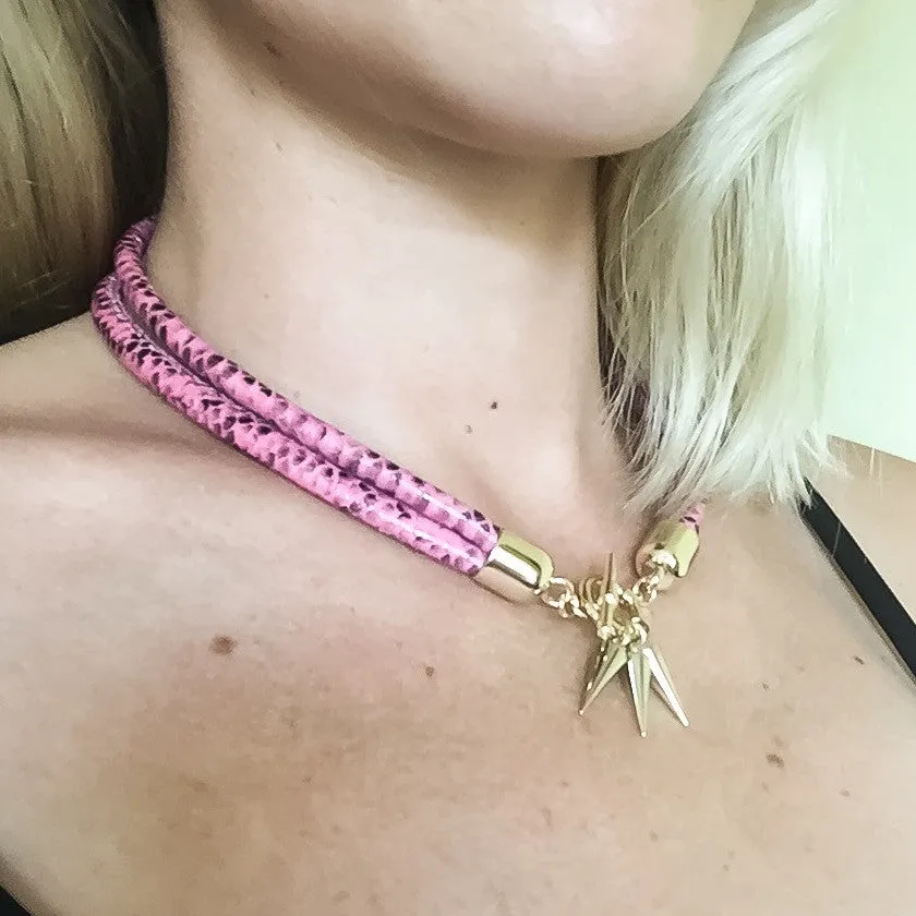 Two-in-one pink snake-effect leather choker-double bracelet
