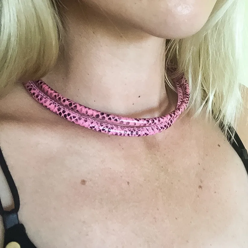 Two-in-one pink snake-effect leather choker-double bracelet